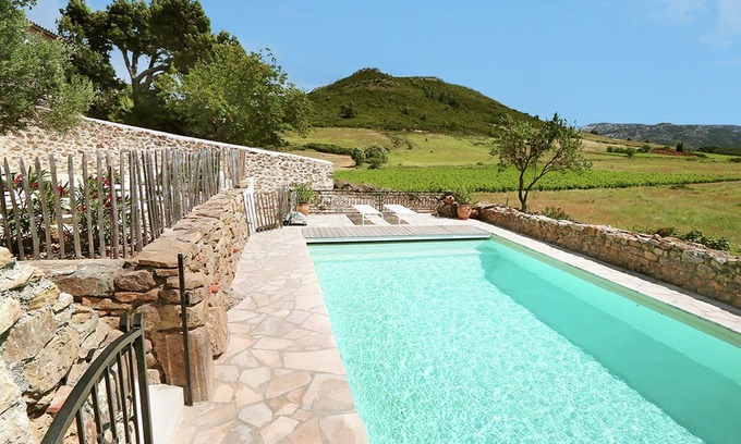 Villeseque-des-Corbieres Apartment | Relaxing Flat in Que with Jacuzzi & Pool Amenities