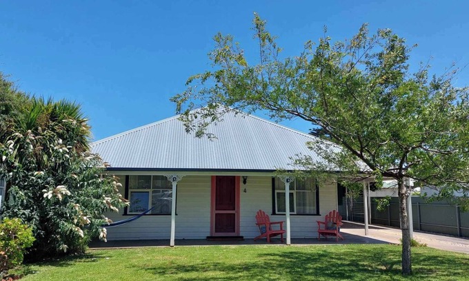 Rivoli Bay House | Serendipity Holiday Cottage: Beach Access in 60 Seconds!
