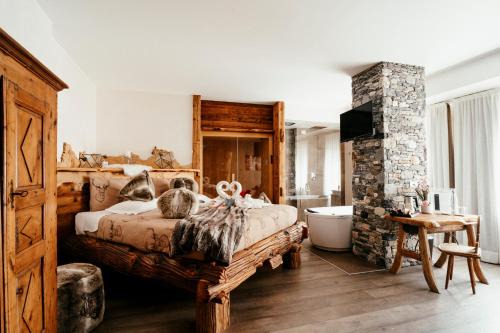 Sauze d'Oulx Hotel | Discover Serendipity Hotel: Oceanfront Haven with Hot Tub