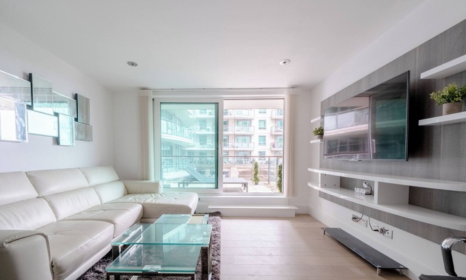 Vauxhall Apartment | Modern 2BD Flat with River View Balcony in Vauxhall