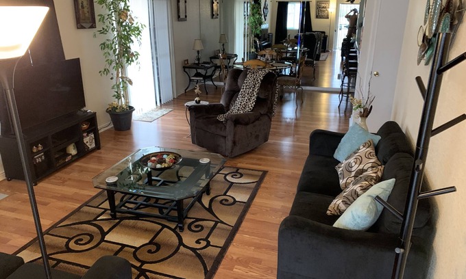 Laughlin Condo | Relaxing Condo with Pools & Hot Tub Near River and Casinos