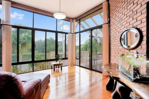 Rowville House | Serene 3BR family Lakeside Retreat in Rowville