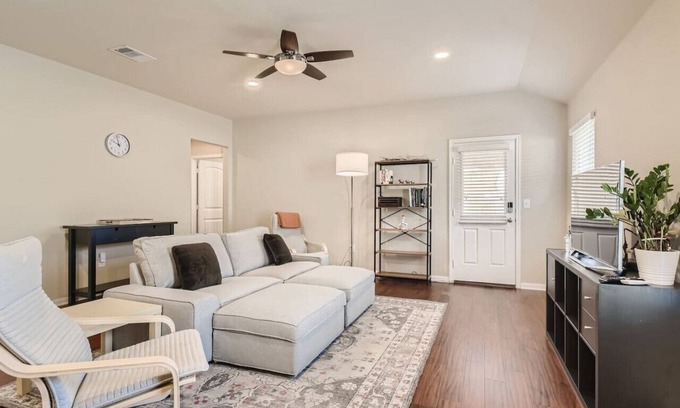 Austin House | Tranquil 3BR Retreat with Breakfast near East Austin