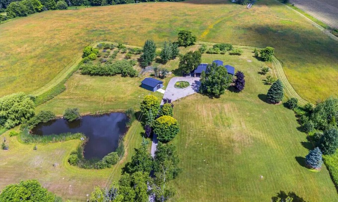 Georgina House | Relaxing 4BR House with Hot Tub and Lake Access