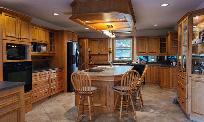 Whitchurch-Stouffville House | Tranquil 5-Bedroom Home with Pool and Scenic Ponds