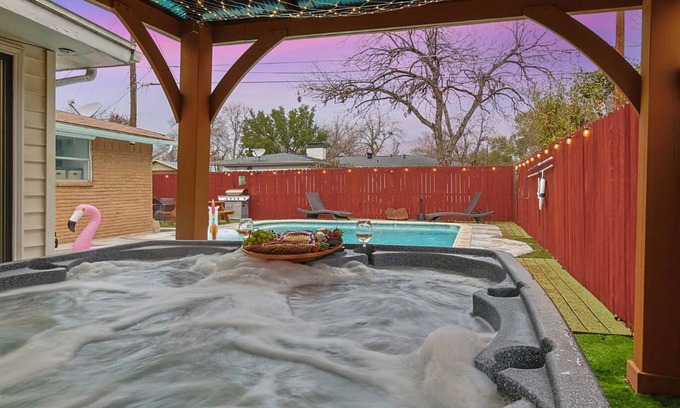 Irving House | Relaxing 5BR Retreat with Hot Tub & Fire Pit - Rated 10/10