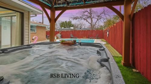 Irving House | Ideal 5BR Retreat with Pool, Fire Pit & Jacuzzi for Families