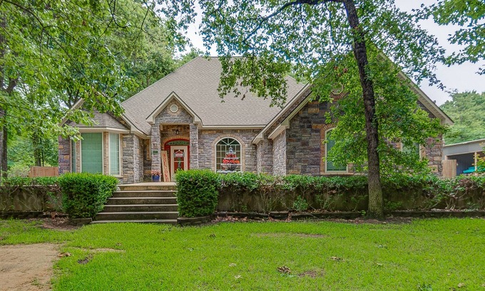 Kingston House | Ideal 5-Bedroom Retreat with Pool & Pet-Friendly Amenities