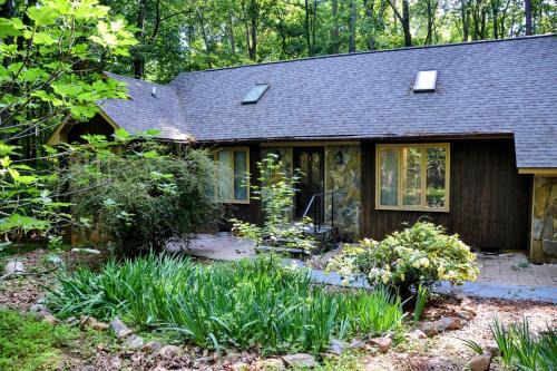 Raleigh House | Serene Acre Retreat- in Apex near Raleigh
