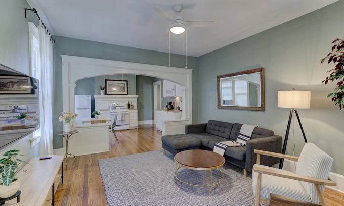Midtown Apartment | Stylish Classic Apartment in Midtown - Guest Rated 10/10
