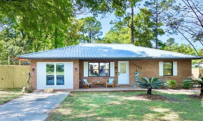 High Springs House | Unwind at Serene Springs with Tesla Charger & Breakfast