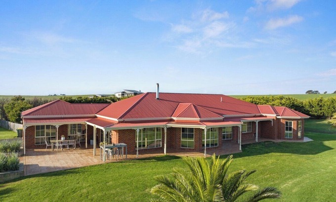 Ventnor House | Idyllic Beach Haven with Oceanfront Views and Sleeps 12