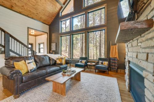 Broken Bow House | Tranquil Broken Bow Cabin with Hot Tub & Fire Pit Oasis