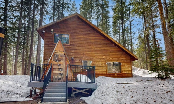 Serene Lakes Cabin | Serene cabin: cozy, dog-friendly retreat w/modern amenities & rustic charm