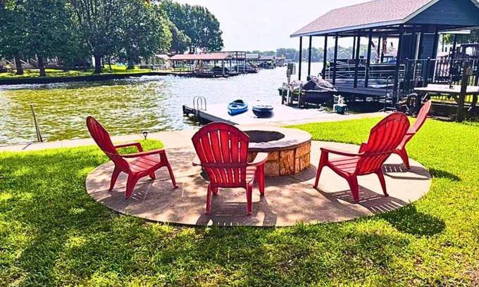 Gun Barrel City House | Tranquil Cedar Creek Lake Home with Firepit & Kayaking