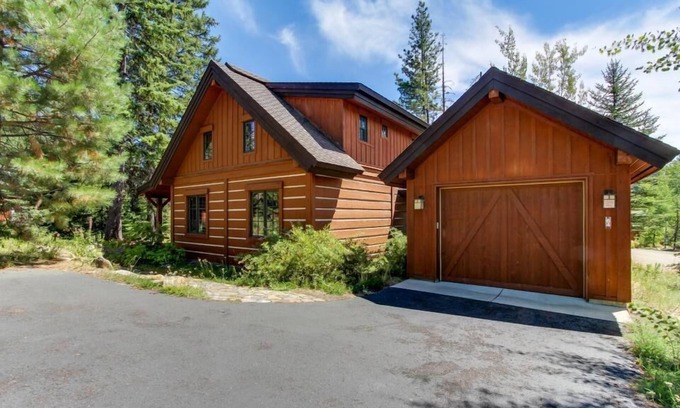 Tamarack Ski Chalet | Chalet Charmant 3BR with Pool and Spa at Tamarack Resort