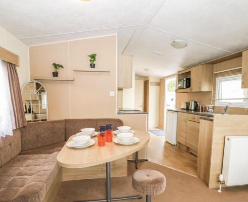 Netley Ski Chalet | Idyllic 2-Bed Chalet in Hampshire - Pet Friendly Retreat