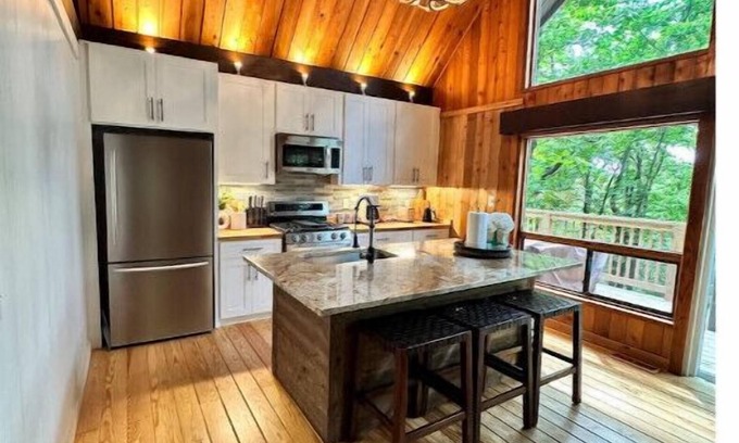 Tate Cabin | Tranquil Chalet with Hot Tub & Resort-Like Amenities