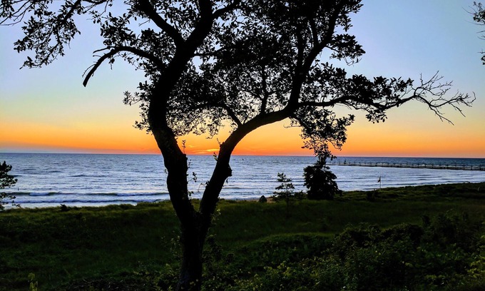 South Haven Cottage | Relaxing Dune Cottage with Lake Michigan Views & Breakfast