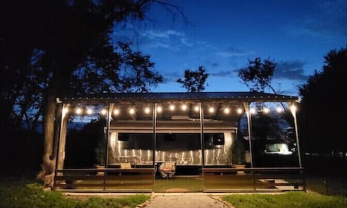 Pleasant Hill House | Idyllic Countryside Glamping with Spa and Breakfast