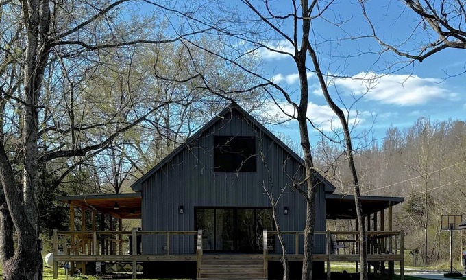 Centerville Cabin | Pet-Friendly Cabin in Middle Tennessee with Scenic Deck