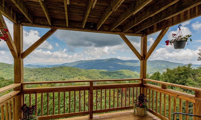 Sugar Mountain Condo | Warm Retreat with Jetted Tub & Fireplace Near Resort
