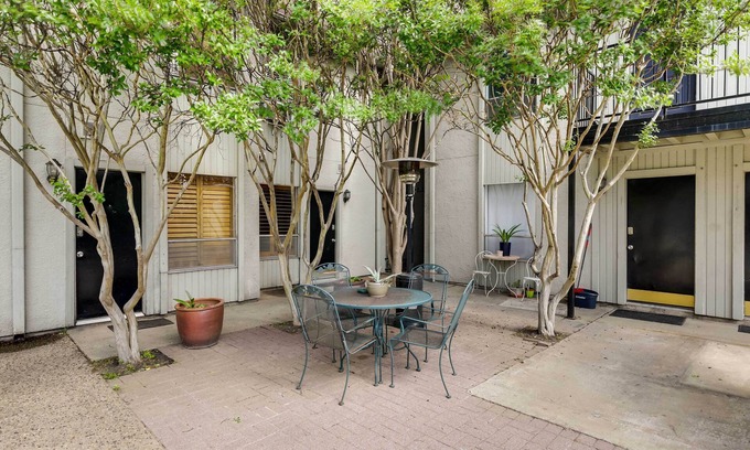 Knox - Henderson Apartment | Inviting Dallas Condo with Pool in Prime Walkable Area