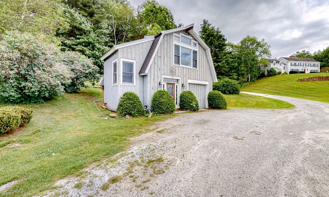 Clarendon House | Dog-Friendly Guest House with Mountain Views and Firepit