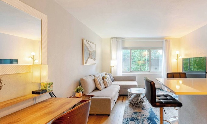 First Hill Condo | Explore Downtown Seattle: 1 BD with Kitchen & Accessibility