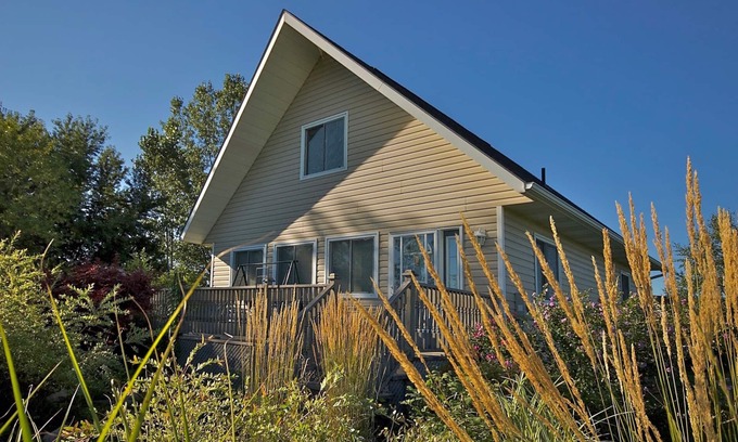 Bluewater Cottage | Tranquil Retreat: Private Lake View with Spa Amenities