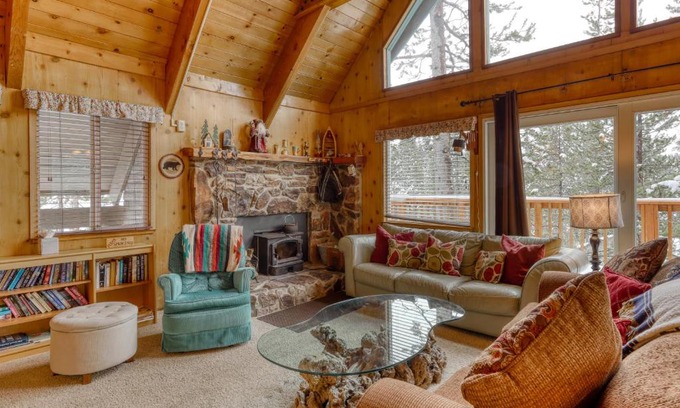 Soda Springs House | Tranquil Getaway: Family-Friendly Hotel Awaits You