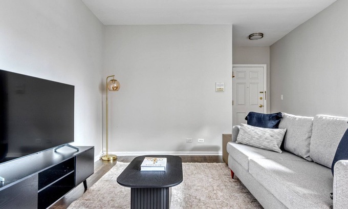 Evanston Apartment | Pet-Friendly 1BR Evanston Retreat Steps from Northwestern