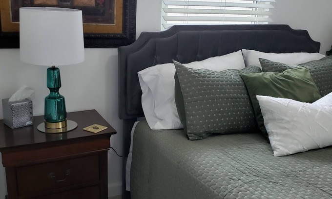 Joplin Condo | Pet-Friendly Condo with Spa and Hot Tub in Safe Complex