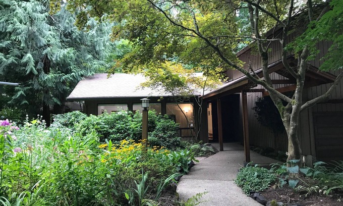 Lake Grove House | Pet-Friendly Garden Home in Lake Oswego with Pool Access