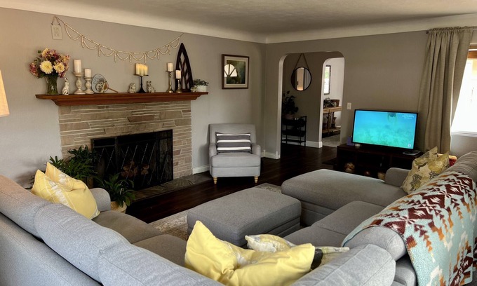 Central Oregon House | Serene Garden Retreat with Chef's Kitchen & Spa Amenities