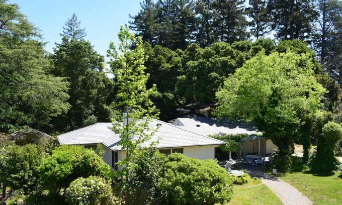 Saratoga House | Tranquil Retreat at Gated Estate with Breakfast & Kitchen