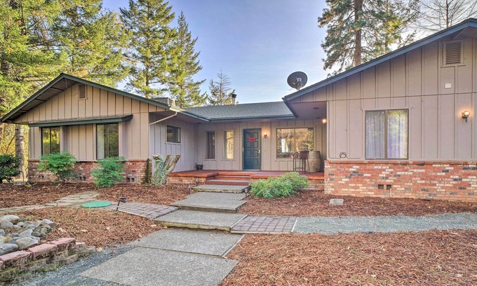 Grants Pass House | Serene Grants Pass Lodging w/ Mountain Views!