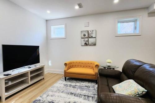 Glen Abbey Apartment | Tranquil High-Ceiling Retreat with Family-Friendly Amenities