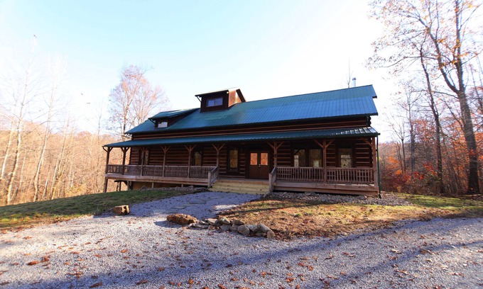 Logan Cabin | Tranquil Log Cabin Retreat in Hocking Hills Near Attractions
