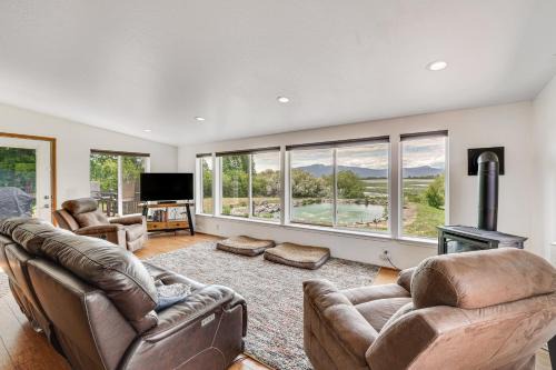 Chiloquin House | Tranquil Chiloquin Retreat with Decks and On-Site Pond!
