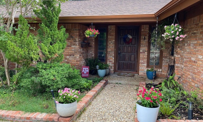 Briarcrest Estates House | Tranquil Retreat on Golf Course with Family-Friendly Amenities
