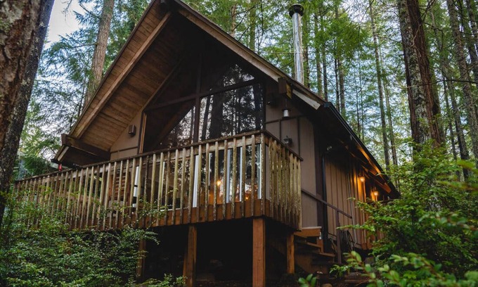 Grapeview House | Tranquil Lake-Front Cabin Retreat with Child-Friendly Amenities