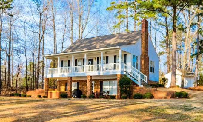 Henrico House | Idyllic Lakefront Retreat with Ocean and Lake Views