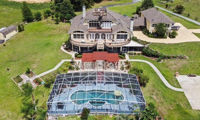Umatilla House | Idyllic Lakefront Retreat with Spa & Scenic Views