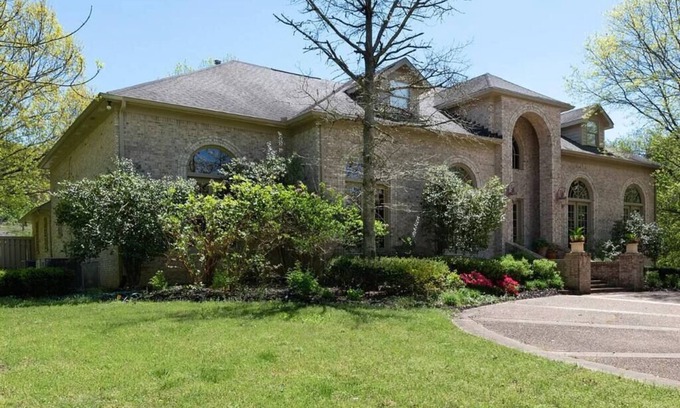 Brentwood House | Inviting 5-Bedroom Estate with Pool in Brentwood