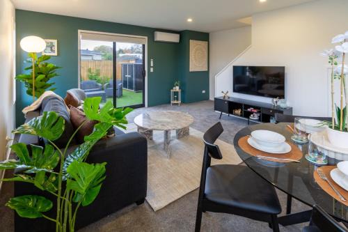 Christchurch Apartment | Family-Friendly 2-Bedroom Retreat with Convenient Carpark