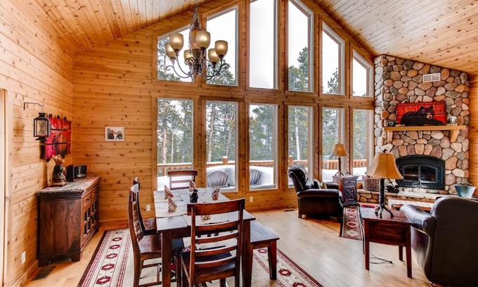 Valley of the Sun House | Tranquil Mountain Retreat with Spa & Hot Tub - Alpenhaus