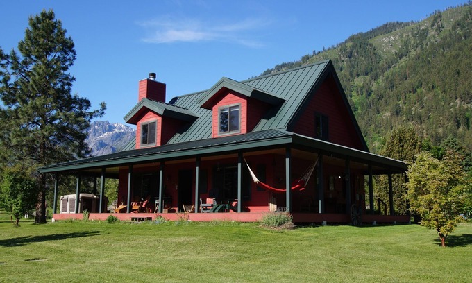 Leavenworth Cabin | Pet-Friendly Retreat with Mountain Views Near Leavenworth