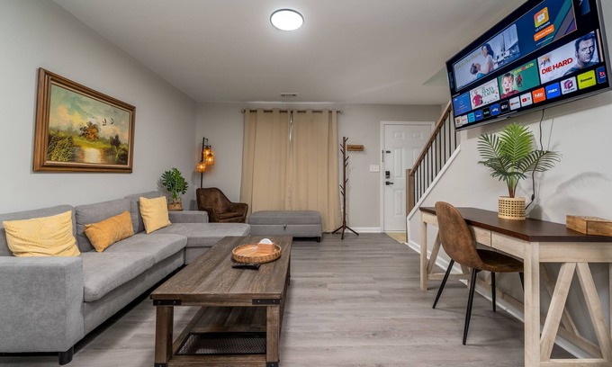 Oakwood House | Tranquil Oakwood Townhouse: Top-Rated Stay with Breakfast