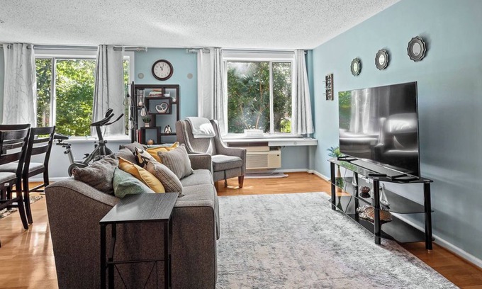 Radnor - Fort Myer Heights Condo | Tranquil Condo Retreat with Spa & Hot Tub in Arlington, VA